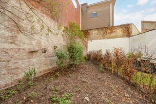 Gerenoveerd gelijkvloersappartement met grote tuin in de authentieke Zurenborgwijk, op wandelafstand van de bruisende Dageraadplaats.<br /><br />Indeling van het appartement:<br />Inkomhal op parket.<br />Afzonderlijk toilet.<br />Living op parket, +/- 4.68 x 3.20.<br />Open ingerichte keuken voorzien van kasten, kookfornuis, spoeltafel, dampkap, frigo, vaatwasser.<br />Tuin: +/- 45 m².<br />Slaapkamer: +/- 4.68 x 3.20.<br />Dressing: +/- 2.55 x 2.07, parket<br />Badkamer voorzien van wastafel met meubel en inloopdouche.<br /><br />Lage algemene onkosten.<br /><br />Kosten basisakte ten laste van de koper conform aandeel.<br /><br /> 