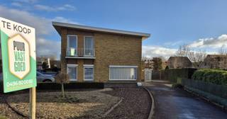 Op de hoek van de Torhoutsesteenweg en de Sint-Elooistraat staat deze vrijstaande modernistische woning uit 1962, vroeger een dagbladhandel. Ze ligt op een ruim perceel van 542 m², met een grote oprit en extra parkeerruimte.<br /><br />Binnen kom je in de inkomhal die uitgeeft op een ruime leefruimte, de keuken met berging en een grote garage met toilet. De voormalige winkelruimte werd ingericht als extra salon, maar kan evengoed dienen als bureau, praktijkruimte of bijkomende slaapkamer.<br /><br />Op de eerste verdieping zijn er drie volwaardige slaapkamers, waarvan twee met balkon en nieuwe PVC-ramen, en een ruime badkamer.<br /><br />De woning kan een opfrisbeurt gebruiken, maar net dat maakt ze interessant. Dankzij de grootte van het huis, het grote perceel, de combinatie wonen/handel en de ligging vlak bij het centrum van Zedelgem ‘De Leeuw’ – dat de komende jaren grondig wordt vernieuwd – zijn de mogelijkheden hier bijzonder ruim.<br /><br />Een plek met veel ruimte, karakter en toekomst. Ontdek het zelf.