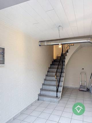 Dit duplexappartement gelegen te Ichtegem bestaat uit: inkomhal - ruime woonkamer - uitgeruste keuken - terras - was/opbergruimte - toilet - badkamer uitgerust met douche, toilet en lavabomeubel - 3 slaapkamers. Er is GEEN lift aanwezig. <br /><br />Direct vrij. Huurprijs 745 €/mnd.