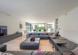 Prachtige alleenstaande villa in moderne architectuur verscholen in de rust en dit op wandelafstand van het centrum van Knokke-Heist. Deze recent gebouwde villa voldoet aan ieder hedendaags comfort en omvat een ruime inkomhal met grote vestiaireruimte en gastentoilet, fenomenale living met heel veel lichtinval, strakke leefkeuken voorzien van alle nodige toestellen uitgevend op het gezellig overdekt terras en de Zuid-West georiënteerde tuin. Verder beschikt deze villa over een grote garage uitgerust met een parkeerbrug en 2 sectionale poorten en verschillen autostaanplaatsen. Op de verdieping bevindt zich de masterbedroom met ingemaakte kasten en een ensuite badkamer. Verder zijn er nog 2 erg ruime slaapkamers met een aparte badkamer met inloopdouche en ligbad, een prachtige aparte dressing en een ruime wasplaats met technische ruimte. Tevens is er een gezellige hobbyruimte met bureel dat kan gebruikt worden als 4e slaapkamer. De woning is voorzien van zonnepanelen, airco, elektrische rolluiken, een digitaal camerasysteem... Deze riante villa biedt heel veel ruimte, luxe en comfort!
