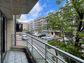 Cet appartement spacieux bénéficie d'un emplacement privilégié à proximité de la mer et de l'avenue Lippens.<br /><br />Agencement :<br />En entrant dans l'appartement, vous accédez au hall d'entrée avec des toilettes pour invités et un débarras pratique. Le salon lumineux donne accès à la terrasse à l'avant. La cuisine entièrement équipée se trouve juste à côté.<br /><br />À l'arrière, on trouve deux chambres, toutes deux donnant sur la terrasse arrière. La salle de bains est équipée d'une baignoire, d'un double lavabo et de toilettes.<br /><br />Cave privative incluse.<br />Loyer : 950 euros/mois<br />Charges fixes : 70 euros/mois<br /><br />Vous souhaitez louer cet appartement ? Veuillez nous contacter au 050 62 44 14 ou via knokke@immax.be