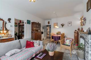 <p><span>Hof Van Tichelen 14 (glv) - 2020 Antwerpen</span></p><p><span> </span></p><p><span>Gelijkvloersappartement (82 m²) met 2 slaapkamers en tuin (109 m²) in Antwerpen</span></p><p><span>Rustig wonen met alle voorzieningen binnen handbereik? In Hof Van Tichelen in Wilrijk geniet je van een aangename, residentiële woonomgeving op een centrale locatie. Winkels, supermarkten, scholen en openbaar vervoer bevinden zich in de omgeving. Ook de belangrijkste invalswegen zijn vlot bereikbaar, waardoor je geniet van een goede verbinding met Antwerpen en omliggende gemeenten.</span></p><p><span>Het appartement beschikt over een gunstige EPC-score B en conforme elektriciteit. Met een bewoonbare oppervlakte van 82 m², een praktische indeling en een westgerichte tuin van maar liefst 109 m² biedt deze woonst een mooie combinatie van binnen- en buitenruimte.</span></p><p><span>Via de inkomhal met apart gastentoilet kom je in de lichtrijke woonkamer van 30 m², waar plaats is voor zowel een gezellige zithoek als een eetgedeelte. Aan de voorzijde bevindt zich bovendien een eerste (slaap)kamer van 6 m², ideaal als bureau of hobbyruimte. Centraal in het appartement vind je de badkamer van 3 m², uitgerust met een douche en lavabomeubel, en een ruime berging van 8 m² met plaats voor extra opslag en huishoudtoestellen.</span></p><p><span>Achteraan bevinden zich de slaapkamer van 14 m² en de keuken van 10 m². Deze is recent (2022) volledig ingericht met alle toestellen en biedt rechtstreeks toegang tot het overdekte terras en de tuin, de absolute blikvanger. Een groene, beschutte buitenruimte met verschillende gezellige zithoekjes, waar je heerlijk kan genieten van de namiddag- en avondzon. Dankzij het overdekte terras kan je bovendien ook bij minder goed weer buiten vertoeven.</span></p><p><span>Ben je op zoek naar een gelijkvloersappartement met een verrassend ruime tuin, een gunstige EPC-score en een rustige ligging nabij alle voorzieningen? Dan is dit appartement in Wilrijk zeker een bezoek waard!</span></p><p><span>Bewoonbare opp. 82 m² ref.: bruto vloeropp. EPC B. Voor meer info of een gratis schatting surf naar </span><span><span>www.hansimmo.be</span></span></p><p><span> </span></p>