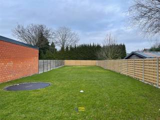 Gezinswoning met veel mogelijkheden en ruime tuin!Via de inkomhal betreedt men de leefruimte en eetkamer, waar een open schouw zorgt voor extra...