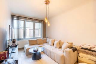 Trendy en instapklaar appartement met 2 slaapkamers, balkon en terras. <br />Op de tweede (bovenste) verdieping van een kleinschalige residentie aan de Lierse stadsrand.<br />Uitstekend gelegen, vlakbij openbaar vervoer, scholen, winkels en de ringweg. <br />Op een steenworp van de stadsvesten en op wandelafstand van de Grote Markt en het levendige stadscentrum.<br />Het appartement heeft volgende indeling: ruime inkomhal met maatwerkkast, open lichtrijke leefruimte met zicht aan de straatkant, volledig met merktoestellen geïnstalleerde open keuken, technische berging met aansluiting voor WM/DK en balkonnetje vooraan, apart toilet, comfortabele badkamer met lavabo en ruime inloop(regen)douche, inbouw vestiairekast, 2 volwaardige slaapkamers achteraan (master met toegang tot het terras). Het terras biedt optimale privacy en werd voorzien van een nuttige opbergkast. <br />Kenmerken <br />+ Volledig en vakkundig gerenoveerd in 2019
<br />+ Uitstekende locatie<br />+ Gunstige EPC-score (145 kWh/m² jaar) <br />+ Elektriciteit conform<br />+ Dak vernieuwd in 2025<br />+ Condensatieketel<br />+ Beperkte gemeenschappelijke kosten<br />+ Uitdovende huurovereenkomst <br />+ Ook interessant als investering<br />Bekijk dit leuke appartement alvast helemaal via onze 360° tour op www.avantivastgoed.be! <br />Geïnteresseerd in een bezoekje? Bel snel 0479 01 00 00 of mail naar info@avantivastgoed.be