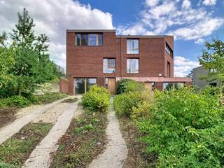 <p>Deze rustig gelegen halfopen nieuwbouwwoning in Leefdaal combineert hedendaags wooncomfort met een prachtig uitzicht op de omliggende velden. Met een bewoonbare oppervlakte van 250m², een ruime tuin van 800m² en een energiezuinig karakter is deze woning ideaal voor wie op zoek is naar een instapklare woning in een groene omgeving.<br />Bij het binnenkomen ervaar je meteen de aangename sfeer dankzij de vele grote ramen en de overvloedige natuurlijke lichtinval. De ruime living vormt samen met de open keuken het hart van de woning. Hier geniet je dagelijks van een prachtig zicht op de tuin en de rustige omgeving. De moderne keuken sluit perfect aan bij de leefruimte en creëert een uitnodigende plaats om samen te komen met familie en vrienden. Verder is er een apart gastentoilet aanwezig.<br />De woning beschikt over 3 comfortabele slaapkamers en 2 moderne badkamers. Eén badkamer is uitgerust met een bad en douche, terwijl de tweede badkamer voorzien is van een douche. De praktische indeling biedt ruimte en flexibiliteit voor een gezin, thuiswerk of gasten.<br />Buiten geniet je van een grote tuin van 800m² waar rust en privacy centraal staan. Het groene uitzicht over de velden zorgt voor een aangename woonbeleving en maakt van de buitenruimte een echte meerwaarde. Naast de garage zijn er ook 2 buiten autostaanplaatsen beschikbaar.<br />Op vlak van energie en comfort scoort deze woning uitstekend dankzij het energieprestatiecertificaat A, de warmtepomp en de zonnepanelen. De combinatie van moderne technieken, hoogwaardige afwerking en een rustige ligging maakt dit een duurzame woning voor de toekomst.<br />De ligging in Leefdaal biedt een mooie balans tussen landelijke rust en bereikbaarheid. Je woont hier in een aangename omgeving met zicht op groen, terwijl voorzieningen en verbindingswegen vlot bereikbaar zijn. Ontdek zelf de charme en het comfort van deze unieke nieuwbouwwoning in Leefdaal en vraag vandaag nog je bezoek aan via charlotte.geyskens@living-stone.be</p>