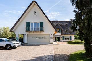 Op de grens van Sint-Pauwels en Kemzeke bevindt zich dit karaktervolle en bijzonder ruime pand: het gekende restaurant De Rietgaard. Gelegen op...