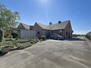 <h1><span>Ruime, goed onderhouden energiezuinige woning op wandelafstand van het natuurgebied 'De Blankaart'</span></h1><h1><span> </span></h1><h1><span>De eigendom beschikt over een </span><span>ruime oprit</span><span>, </span><span>inpandige garage </span><span>met </span><span>automatische poort</span><span>, ruime, afgesloten </span><span>tuin </span><span>rondom met </span><span>tuinhuis</span><span>.</span></h1><h1><span> </span></h1><h1><span>De woning is ingedeeld als volgt:</span></h1><h1><span> </span></h1><h1><span>Gelijkvloers:</span></h1><h1><span>inkomhal</span><span>, lichtrijke </span><span>leefruimte </span><span>met authentieke kachel (op kolen), volledig vernieuwde </span><span>Dovy keuken </span><span>voorzien van alle comfort en </span><span>ruime berging</span><span>.</span></h1><h1><span>Twee </span><span>(slaap)</span><span>kamers</span><span>/bureau- hobbyruimte, </span><span>apart toilet</span><span>, volledig </span><span>vernieuwde badkamer </span><span>met lavabomeubel en inloopdouche, </span><span>wasberging </span><span>en toegang tot de ruime garage.</span></h1><h1><span> </span></h1><h1><span>Eerste verdieping:</span></h1><h1><span>ruime </span><span>nachthal</span><span>, </span><span>eerste slaapkamer </span><span>met </span><span>zolderberging</span><span>, </span><span>tweede </span><span>ruime </span><span>slaapkamer </span><span>en </span><span>geïsoleerde zolder </span><span>met mogelijkheid tot creëren van extra ruimtes.</span></h1><h1><span> </span></h1><h1><span>Extra's: </span></h1><h1><span>- Warmtepomp met units over heel de woning</span></h1><h1><span>- Recent vernieuwde keuken en badkamer (2024)</span></h1><h1><span>- kwalitatieve materialen</span></h1><h1><span>- 29 zonnepanelen</span></h1><h1><span>- Regenwater</span></h1><h1><span>- Rolluiken</span></h1><h1><span>- EPC-label B</span></h1><h1><span>- Asbestveilig</span></h1><h1><span> </span></h1><h1><span>De geafficheerde prijs is een vanafprijs!</span></h1><h1><span> </span></h1>