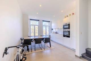 Ideaal gelegen in centrum Lier, naast de Nete in één van de mooiste straten van de stad, vind je dit trendy en instapklaar duplexappartement...