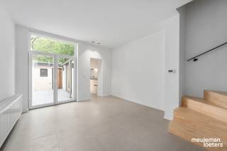 In het hart van het historische centrum van Brugge bevindt zich deze gezellige en perfect instapklare stadswoning, die in 2022 een recente totaalrenovatie onderging met oog voor kwaliteit, comfort en hedendaagse woonstandaarden. De woning werd uitermate kwalitatief afgewerkt en combineert authentieke charme met modern wooncomfort.<br /><br />Bij het betreden van de woning ervaart u meteen de verzorgde afwerking en de aangename sfeer. <br /><br />De woning beschikt over een inkomhal met gastentoilet, een gezellige leefruimte met zicht op de stadskoer, een comfortabele keuken, drie volwaardige slaapkamers en twee stijlvolle badkamers met extra toilet.<br /><br />Daarnaast is er een aparte wasberging, wat bijdraagt aan de praktische indeling van de woning.<br /><br />Ook op technisch vlak scoort deze eigendom uitstekend: zo is de elektriciteit conform gekeud en geniet de woning van een gunstige energiescore met EPC-label B, wat zorgt voor energiezuinig en toekomstgericht wonen.<br /><br />Buiten vindt u een toffe stadskoer, een fijne en onderhoudsvriendelijke buitenruimte waar u kan genieten.<br /><br />De ligging vormt een absolute troef: deze woning bevindt zich vlakbij de binnenring rond Brugge en op wandelafstand van winkels, openbaar vervoer, scholen, diensten en parken. Hierdoor combineert u een centrale ligging met een uitstekende bereikbaarheid.<br /><br />Kortom, deze subliem gerenoveerde rijwoning is de ideale keuze voor wie op zoek is naar een kwalitatieve, sfeervolle en instapklare woning op een toplocatie in Brugge. <br /><br />Een unieke opportuniteit voor wie comfortabel wil wonen in één van de mooiste steden van Vlaanderen.<br />
