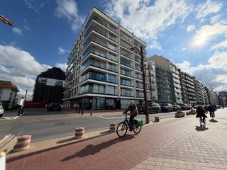 Residentie: Gros VenorOngemeubeld appartement met uitzonderlijke ligging op de Zeedijk in Het Zoute, ideaal gesitueerd tussen het Albertplein en het...