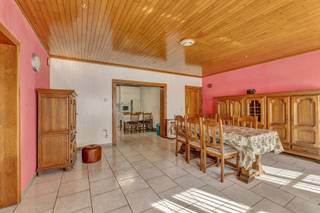 <p>Voor meer info of een bezoek, bel 053 59 49 33 - Nabij het treinstation van Zandbergen bevindt zich deze<strong> goed onderhouden woning. </strong>Een school en openbaar vervoer bevinden zich op wandelafstand. Het pand kan, mits energetische ingreep, omgebouwd worden naar een tijdloze woning. <strong>Op zich kan men hier verder onmiddellijk intrekken gezien de goede staat van het gebouw.</strong> Het gelijkvloers omvat een ruime living met een salon en een eetplaats, een open keuken, een toilet, een overloop, <strong>een garage</strong>, een berging en een cv-ruimte. Het verdiep bestaat uit een nachthal, een berging, <strong>drie slaapkamers</strong> en een badkamer. Er is geen tuin, wel <strong>een ruime oprit</strong>. Cv op stookolie - Buitenschrijnwerk in hout dubbel glas - Dak met pannen (Maatregelenregister in aanvraag)</p>