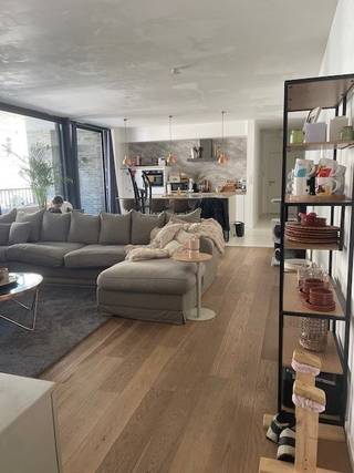 Inkomhal, afzonderlijk toilet, vestiaire, bergruimte, hyper geïnstalleerde keuken met luxe afwerking, zeer ruime woonkamer palend aan een prachtig groot terras, 2 slaapkamers, ingerichte badkamer met ligbad, fietsenberging, gemeenschappelijke ruimte voor het plaatsen van vuilniszakken op niveau -1, vloerverwarming + centrale verwarming op aardgas in de slaapkamers.