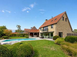 C'est sur un double terrain exceptionnellement spacieux, à quelques pas du centre de Sluis, que se trouve cette villa exclusive où le luxe, le confort et les finitions haut de gamme occupent une place centrale. L'architecture épurée, l'agencement bien pensé et les espaces extérieurs magnifiquement aménagés offrent une expérience de vie unique.<br /><br />Le vaste espace de vie baigne dans la lumière naturelle et s'ouvre naturellement sur la cuisine ouverte et entièrement équipée, qui offre une vue magnifique sur le jardin. À l'extérieur, la piscine chauffée constitue le point central incontestable, entourée d'une terrasse couverte pleine de charme et d'un bar élégant : le cadre idéal pour se détendre ou recevoir des invités.<br /><br />Sur le plan pratique également, la maison se distingue. Les nombreux placards encastrés, l’arrière-cuisine fonctionnelle et le garage intégré pour deux voitures offrent un confort de vie exceptionnel. De plus, le terrain dispose de quatre places de parking supplémentaires<br /><br />Au premier étage se trouvent deux chambres spacieuses, un dressing et deux salles de bains luxueuses. Le dernier étage offre un vaste espace polyvalent qui peut facilement être aménagé en deux chambres supplémentaires, un bureau ou tout autre espace de vie fonctionnel.<br /><br />À l'arrière de la parcelle se trouve un pool house entièrement aménagé, doté d'un accès indépendant. Cet espace élégant est équipé d'un bar, d'un coin repas et d'un débarras, et constitue l'endroit idéal pour recevoir famille et amis dans le plus grand confort.<br /><br />Une villa d'exception alliant espace, luxe et intimité, dans un cadre unique.<br /><br />N’hésitez pas à nous contacter pour plus d’informations : tél. : 050 62 44 14 ou via knokke@immax.be