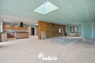 Deze verder te renoveren woning met praktische loods op een perceel van 2.452 m² bevindt zich op een landelijke en rustige ligging in Ingelmunster.<br /><br />De indeling van de woning is als volgt: Op het gelijkvloers bevindt zich een inkomhal, een ruime woonkamer met grote raampartijen, een volledig geïnstalleerde keuken met aansluitend een berging, een garage met automatische poort, een toilet, een technische ruimte/wasplaats, een slaapkamer en een badkamer.<br /><br />Het eerste verdiep van de woning biedt de mogelijkheid om nog 2 tot 3 slaapkamers te creëren.<br /><br />Verder is er nog een ruime loods aanwezig met voldoende vrije hoogte.<br /><br />Tot slot is er een zeer ruime tuin aanwezig met voldoende mogelijkheden en is de woning reeds voorzien van vloerverwarming op aardgas, een centraal ventilatiesysteem (type D), vernieuwde ramen, geïsoleerde muren, automatische rolluiken, regenwater (2 x 10.000 liter) ...<br /><br />Bestuursmaatregelen in het maatregelenregister: nee<br /><br /><strong>Ook wild geworden van deze thuis?<br />Twijfel niet langer en leg vandaag nog uw bezoek vast!</strong>