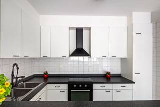 <p><span>Op zoek naar een </span><span>instapklaar appartement met veel licht en een gezellig terras</span><span>? Dan is dit appartement op de bovenste verdieping zeker een bezoek waard. Het appartement werd in </span><span>2023 volledig gerenoveerd</span><span> en beschikt over een aangename, ruime woonkamer met open keuken. Dankzij de grote raampartijen en de open indeling voelt de leefruimte extra lichtrijk en ruim aan.</span></p><p><span>Ook technisch werd het appartement grondig aangepakt. De ramen werden vernieuwd en voorzien van </span><span>hoogrendementsbeglazing</span><span>, de warmwaterboiler werd vervangen en de </span><span>elektriciteit is conform</span><span>. Daarnaast is er een </span><span>blanco asbestattest</span><span> aanwezig. Als extra troef zullen er door de verkoper nog </span><span>airco-units met warmtepompsysteem</span><span> worden geplaatst, wat zorgt voor extra comfort tijdens zowel warme als koudere dagen.</span></p><p><span>Verder beschikt het appartement over </span><span>twee slaapkamers</span><span> en een moderne badkamer met inloopdouche en dubbel badkamermeubel. Als absolute meerwaarde is er het </span><span>aangename zuidgerichte terras met open zicht</span><span>, waar u in alle rust van de zon kunt genieten. Optioneel is er bovendien een </span><span>garage bij aan te kopen voor €20.000</span><span>.</span></p><p><span>Een ideale woonst voor </span><span>starters, koppels of als investering</span><span>.</span></p>