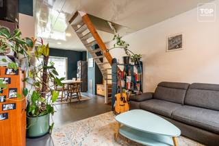Deze gezellige woning combineert het beste van twee werelden: een rustige, groene ligging vlakbij natuurgebied de Bourgoyen, en toch op wandel- en fietsafstand van het bruisende centrum van Gent.<br /><br />U komt binnen in een lichtrijke leefruimte vol charme en karakter. Vandaar loopt u door naar de keuken, voorzien van een eetplaats. Buiten is er de zonnige buitenruimte die voldoende plaats biedt voor een tafel voor vier. Hier is ook een handige buitenberging met extra opbergruimte.<br /><br />Via de eerste verdieping bereikt u een ruime slaapkamer en de badkamer, uitgerust met een bad, toilet en lavabo.<br /><br />De tweede verdieping herbergt nog twee bijkomende slaapkamers, waaronder een doorloopkamer — perfect als bureau of dressing.<br /><br />Kortom: een woning met drie slaapkamers, rustig gelegen en toch centraal, met een authentieke uitstraling en een aangename buitenruimte. <br /><br />Contacteer ons voor een bezoek op 0475 700 700