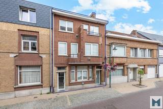 Bent u op zoek naar een interessante vastgoedinvestering met meerdere verhuureenheden en een reeds bestaande verhuuropbrengst? <br />Dan is dit appartementsgebouw met 5 studio's in het centrum van Lebbeke een mooie opportuniteit!<br /><br />Het gebouw omvat 5 afzonderlijke eenheden, waarvan 3 telkens voorzien van een leefruimte, een keuken, een badkamer en één slaapkamer.<br />En waarvan 1 is voorzien met extra berging en het laatste met extra slaapkamer en berging.<br />Maar liefst 3 van de 5 eenheden werden reeds vernieuwd, wat een belangrijke troef vormt met het oog op comfort en verhuurbaarheid.<br />Een extra pluspunt is de aangename tuin die het geheel een interessante meerwaarde geeft.<br /><br />Momenteel zijn 4 studio's reeds verhuurd via het ocmw, waardoor u vanaf de aankoop meteen beschikt over een 100% huurgarantie<br />Het huidige netto rendement betreft 3,96% (bruto 5.37%) - bij verhuur van alle eenheden een netto rendement van maar liefst 5% (bruto 6.78%) !<br />De eenheid die momenteel leeg staat, biedt de nieuwe eigenaar de mogelijkheid om de verhuurinkomsten verder te optimaliseren.<br />Dit maakt het pand bijzonder interessant voor wie op zoek is naar een investering met meerdere huurinkomsten binnen één geheel.<br /><br />Als extra pluspunt bevindt dit gebouw zich in het centrum van Lebbeke, met winkels, openbaar vervoer en scholen op wandelafstand.<br />Kortom een opportuniteit voor investeerders die hun vastgoedportefeuille verder wensen uit te breiden.<br /><br />EPC's variëren tussen label B (178 kWh/m² jaar) en label C (294 kWh/m² jaar) met uitzondering van de eenheid die momenteel leeg staat, dit betreft een label F (726 kWh/m² jaar)<br />Foto's werden met AI bewerkt met een 'opruim functie'.<br />Voor meer inlichtingen of een vrijblijvend bezoek kan u contact opnemen met Marik op het nummer 052/21.65.51 of mailen naar info@immomiddelpunt.be.