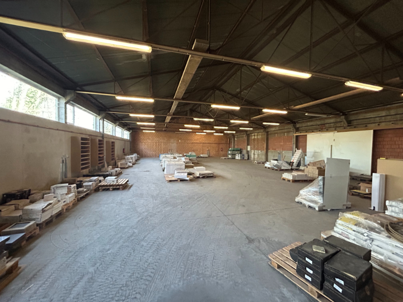 Ruime magazijn- of atelierruimte van 833 m² - photo 2