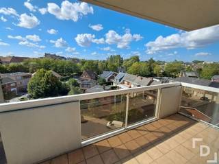 In de Vleeshouwersstraat vinden we dit lichtrijke appartement terug, voorzien van een zongericht terras waar je de hele dag door kan genieten van...