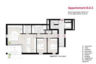 <p><strong>Ruim <span>gelijkvloers </span>energiezuinig nieuwbouwappartement met 2 slaapkamers, terras, warmtepomp, vloerverwarming en privatieve zonnepanelen</strong></p>
<p>Op de hoek van de <strong>Spoorwegstraat en Bert Leysenlaan in Balen</strong> bevindt zich dit ruime en energiezuinige <strong>nieuwbouwappartement B.0.3</strong> met een bruto oppervlakte van <strong>105,64 m²</strong> en een aangenaam terras van <strong>14,93 m²</strong>.</p>
<p>Dit appartement combineert hedendaags wooncomfort met een praktische en doordachte indeling. Dankzij de aanwezigheid van <strong>vloerverwarming met warmtepomp</strong> en <strong>privatieve zonnepanelen</strong> geniet u van een comfortabele woonervaring met aandacht voor energiezuinigheid, duurzaamheid en modern wonen.</p>
<p>Bij het betreden van het appartement komt u terecht in de <strong>inkomhal</strong>, die toegang geeft tot de verschillende ruimtes. Er is ruimte voorzien voor een <strong>vestiaire</strong>, wat zorgt voor een praktische ontvangstzone. Daarnaast beschikt het appartement over een <strong>apart toilet</strong>.</p>
<p>De ruime <strong>leefruimte</strong> vormt het hart van het appartement en biedt voldoende plaats voor een gezellige zithoek. Aansluitend bevindt zich de <strong>eetruimte</strong>, waardoor er een open en aangename woonbeleving ontstaat. Vanuit de leef- en eetruimte is er een mooie verbinding met het terras, waardoor binnen- en buitenleven op een natuurlijke manier samenkomen.</p>
<p>De <strong>keuken</strong> sluit praktisch aan bij de leefruimte en kan nog volledig naar eigen smaak gekozen worden. Zo krijgt u de mogelijkheid om de keukeninrichting af te stemmen op uw persoonlijke stijl en dagelijkse noden.</p>
<p>Verder beschikt het appartement over een <strong>praktische berging</strong>, ideaal als extra opbergruimte of technische ruimte.</p>
<p>De nachtruimte bestaat uit <strong>2 slaapkamers</strong>, waardoor dit appartement bijzonder geschikt is voor koppels, kleine gezinnen, alleenstaanden die extra ruimte wensen, of wie graag een afzonderlijke bureau-, hobby- of logeerkamer voorziet. De <strong>badkamer met ligbad en douche</strong> is ruim en praktisch ingedeeld. Ook de verdere afwerking, zoals de vloer, keuken en badkamer, kan nog naar persoonlijke voorkeur worden bepaald. Hierdoor krijgt u de kans om het appartement volledig af te stemmen op uw eigen woonstijl.</p>
<p>Het terras van <strong>14,93 m²</strong> vormt een aangename buitenruimte waar u rustig kan genieten van een kop koffie, een aperitief of een gezellige buitenmaaltijd. Dankzij de aansluiting op de leefruimte vormt het terras een fijne uitbreiding van het appartement.</p>
<p><strong>Troeven van dit appartement</strong></p>
<ul>
<li><strong>105,64 m² bruto woonoppervlakte</strong></li>
<li><strong>14,93 m² terras</strong></li>
<li><strong>2 slaapkamers</strong></li>
<li><strong>Badkamer met ligbad en douche</strong></li>
<li>Energiezuinige nieuwbouw</li>
<li>Vloerverwarming met warmtepomp</li>
<li>Privatieve zonnepanelen</li>
<li>Ruime leefruimte met aansluitende eetruimte</li>
<li>Rechtstreekse verbinding met het terras</li>
<li>Keuken nog naar eigen smaak te kiezen</li>
<li>Praktische berging</li>
<li>Badkamer en vloerafwerking nog personaliseerbaar</li>
<li>Centrale ligging in Balen</li>
<li>Gelegen op het gelijkvloers</li>
<li><strong>6% btw</strong> mogelijk mits voldaan wordt aan de wettelijke voorwaarden</li>
</ul>
<p><strong>Aankoopvoorwaarden</strong></p>
<p>Bij dit appartement is de aankoop van volgende zaken verplicht:</p>
<ul>
<li><strong>1 privatieve berging</strong> aan € 6.000 excl. btw</li>
<li><strong>1 parkeerplaats</strong> aan € 25.000 excl. btw</li>
</ul>
<p><span><strong>ACTIE: Snelle beslissers genieten tijdelijk van 50% korting op de aankoop van een tweede parkeerplaats</strong></span></p>