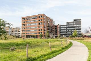Wonen op een stukje Gentse geschiedenis, vertaald naar hedendaagse architectuur. Op de voormalige gasfabrieksite, staat nu dit indrukwekkende appartement (163m²) te koop. Het omringende park, ontworpen door Denis Dujardin rond de historische gashouders, biedt een rustige, groene oase op wandelafstand van de bruisende binnenstad. Een ongeëvenaarde toplocatie die rust combineert met een vlotte bereikbaarheid.<br /><br />Binnenkomen is een absolute beleving. De uitzonderlijke hoge plafonds en kamerbrede raampartijen trekken het daglicht rijkelijk naar binnen en onthullen een majestueus zicht op de iconische torens van Gent. De hoogwaardige afwerking springt onmiddellijk in het oog: de imposante tegels van 1,2 meter creëren een naadloze, weelderige basis die pure luxe ademt.<br /><br />De royale leefruimte vloeit prachtig over in het ruime, zuidwest-gerichte terras. Oorspronkelijk voorzien van drie slaapkamers, is het grondplan doordacht aangepast naar twee volwaardige slaapkamers en een stijlvolle open bureauruimte, perfect afgestemd op de moderne levensstijl.<br /><br />Naast het unieke wooncomfort tilt het gebouw uw levenskwaliteit nog hoger dankzij een exclusieve inpandige gemeenschappelijke fitness. Dit is resideren waar licht, ruimte en geschiedenis perfect in balans zijn.<br /><br />Het aankopen van 2 staanplaatsen in het gebouw is ook een optie. <br /><br />Interesse? Contacteer ons voor een bezoek ter plaatse. <br /><br />Bestuursmaatregelen in het maatregelenregister: nee