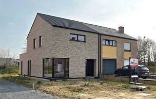 <strong>Voor een afspraak of meer info, bel Tom 0468/09 81 97 !</strong><br /><br /><strong>Moderne energiezuinige nieuwbouwwoning, zeer rustig gelegen met zuidgerichte tuin!</strong><br /><br />Bent u op zoek naar een stijlvolle woning waar rust en bereikbaarheid perfect samenkomen?<br />Deze moderne, strak vormgegeven nieuwbouwwoning biedt het beste van beide werelden: een uiterst rustige ligging én een vlotte verbinding.<br /><br />Met een bewoonbare oppervlakte van 155 m² geniet u hier van een open en lichtrijk woonconcept.<br />De ruime leefruimte vloeit naadloos over in de open keuken, wat zorgt voor een aangename en harmonieuze leefomgeving, ideaal voor zowel dagelijks comfort als gezellige momenten met familie en vrienden.<br /><br />De woning wordt aangeboden in casco (wind- en waterdicht), waardoor u volledige vrijheid heeft om de afwerking volledig naar uw eigen smaak en budget in te vullen.<br />Wenst u liever een instapklare woning? Ook een volledige afwerking via de verkoper behoort tot de mogelijkheden.<br /><br />Buiten wacht een ruime, zuidgerichte tuin waar u de hele dag door kan genieten van zon, rust en privacy.<br /><br /><u>Indeling:</u><br />Gelijkvloers: inkomhal met gastentoilet, bureau- of leeshoek, lichtrijke leefruimte, open keuken en twee praktische bergruimtes<br />Verdieping: drie slaapkamers, waaronder één met dressing, badkamer en apart toilet<br />Zolder: ruime stockage zolder met plaats voor de technieken<br /><br /><u>Troeven:</u>
<ul>
	<li>moderne architectuur met veel lichtinval</li>
	<li>zeer rustige ligging</li>
	<li>zuidgerichte tuin</li>
	<li>3 slaapkamers</li>
	<li>ruime zolder</li>
	<li>Flexibiliteit: casco of volledig afgewerkt</li>
	<li>interessante aankoopstructuur (grond aan 12% registratie, constructie aan 21 % btw)</li>
</ul>
Kortom, een unieke kans voor wie op zoek is naar een moderne woning met vrijheid in afwerking of een zorgeloze, instapklare oplevering.<br /><br />Voor een afspraak of meer informatie, bel Tom op het nummer 0468/09.81.97 of mail naar info@immobennysimons.be.