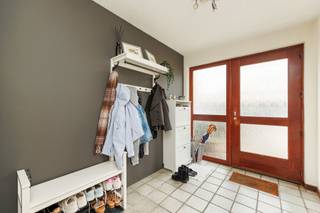 Deze woning is rustig gelegen en heeft een praktische indeling. Via de inkomhal bereikt u de inpandige garage en extra bergplaats/hobbyruimte. Op de eerste verdieping bevindt zich de ruime woonkamer met veel lichtinval en open keuken. De tweede verdieping telt maar liefst vier slaapkamers en een badkamer, ingericht met een ligbad, dubbele lavabo en een tweede toilet. Buiten geniet u van een aangename, zonnige tuin. Ook op energetisch vlak scoort de woning goed, met een EPC van 213 kWh/m² per jaar, slechts enkele punten verwijderd van energielabel B. De woning geniet bovendien van een centrale ligging met een vlotte verbinding naar de autostrade. Scholen, winkels en openbaar vervoer bevinden zich in de nabije omgeving. Dankzij de vier slaapkamers, inpandige garage en rustige ligging is dit de ideale gezinswoning. Voor meer info: 03 568 03 03 of lauren@vastgoed03.be