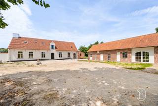 Prachtig casco-landhuis met bijgebouw op een perceel van ca. 6.770 m²Ontdek dit unieke casco-landhuis, volledig onderkelderd en water- en winddicht afgewerkt. De woning vormt de perfecte basis om volledig naar eigen smaak en wensen af te werken, met een uitzonderlijk kwalitatieve constructie als fundament.Via de charmante oprit bereikt u dit prachtige domein, gelegen op een perceel van maar liefst ca. 6.771 m². Achteraan geniet u van een idyllische vijver, een open uitzicht over het omliggende landschap en een uitzonderlijke combinatie van rust, ruimte en privacy.Een extra troef is het polyvalente bijgebouw, dat tal van mogelijkheden biedt als mancave, hobbyruimte, praktijkruimte, kantoor of bijberoep.Uniek: er bestaat bovendien de mogelijkheid om nog een aangrenzend perceel van ca. 8.561 m² bij aan te kopen. Ideaal voor wie op zoek is naar extra ruimte, dieren wil houden of maximaal wil genieten van een uitzonderlijk landelijk domein.Voor inlichtingen, neem contact via: emiel@immobeguin.beTe koop via Immo Beguin, jouw vastgoedexpert sinds 2009, met kantoren in Ronse, Waregem, Kortrijk, Deinze, Doornik en Lessines.