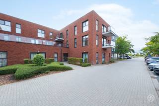 Rustig wonen in het centrum van Ruisbroek, op wandelafstand van winkels en andere faciliteiten doch omringd door groen? Deze recente serviceflat heeft het allemaal.<br /><br />Via trap of lift bereik je de tweede verdieping van residentie Skobbegaar, waar zich de aangeboden assistentiewoning bevindt. De inkomhal geeft toegang tot de lichtrijke woonkamer met open keuken. Verder biedt de flat nog twee slaapkamers, een badkamer met douche en een praktische berging.<br /><br />De raampartijen in de leefruimte geven toegang tot het zuidwest georiënteerde terras, waar je in alle rust kan genieten van de middag- en avondzon. <br /><br />Verder beschikt het gebouw over een gemeenschappelijke fietsenstalling.<br />De serviceflat wordt momenteel verhuurd, wat ervoor zorgt dat dit een uitstekende investering is.<br /><br />Heb je interesse in deze recente serviceflat op toplocatie?<br />Neem gerust contact op via roy@julimmo.be of 0498 62 74 71.