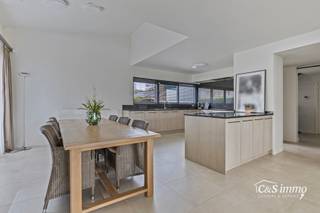 In een rustige, residentiële wijk op een prachtig zuidoostgericht perceel van maar liefst 1.033 m², vinden we deze stijlvolle en lichtrijke villa...