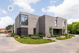 Ontdek deze aantrekkelijke nieuwbouwwoningen in de Emmaweg te Adinkerke, nabij De Panne, waar comfortabel en energiezuinig wonen hand in hand gaan. In dit stijlvolle project zijn nog slechts enkele woningen beschikbaar, een mooie kans voor wie op zoek is naar een instapklare of nog volledig naar eigen smaak af te werken thuis.Elke woning beschikt over 3 volwaardige slaapkamers, een mooie badkamer en een volledig geïnstalleerde keuken. Afhankelijk van het type geniet u bovendien van een inpandige garage, wat zorgt voor extra comfort en praktische bergruimte.Sommige woningen zijn reeds verhuisklaar, zodat u meteen kunt intrekken en genieten. Andere bieden u de vrijheid om de afwerking en inrichting nog af te stemmen op uw persoonlijke woonwensen. Zo creëert u moeiteloos een thuis die perfect bij u past.Ook op vlak van energiezuinigheid hebben deze woningen heel wat troeven. Ze zijn uitgerust met zonnepanelen en worden verwarmd met gas of via een warmtepomp, afhankelijk van de woning. Dat betekent niet alleen een aangenaam wooncomfort, maar ook een slimme investering in de toekomst.Bent u op zoek naar een moderne, kwalitatieve woning op een rustige ligging, vlak bij De Panne? Dan is dit nieuwbouwproject in Adinkerke zeker een bezoek waard.Voor meer informatie: emiel@immobeguin.be