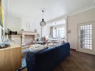 Ruime STADSWONING (218m² woonopp.) met 5 slaapkamers (extra kamers mogelijk) en tuin met fietsen-uitweg in het CENTRUM van ROESELARE Gelijkvloers :...