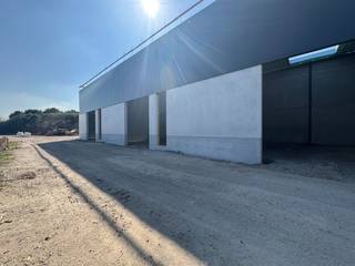 Deze bedrijfsunit wordt casco wind- en waterdicht opgeleverd en wordt voorzien in een staalconstructie.Bruto opp. 144m².OPLEVERING...