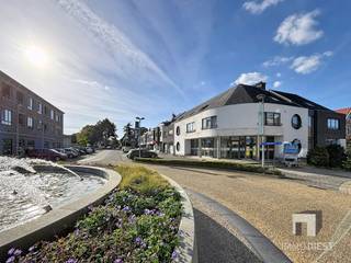 <p><span>Dit kantoor heeft volgende troeven:</span></p><p><span>+ Ideaal gelegen vlakbij winkels/scholen/openbaar vervoer</span></p><p><span>+ Heel goede zichtbaarheid</span></p><p><span>+ Ruime opgesplitste benedenverdieping met verschillende mogelijkheden</span></p><p><span>+ Veel licht</span></p><p><span>+ Geïnstalleerde keuken</span></p><p><span>+ Grote eetruimte</span></p><p><span>+ Aparte toiletten</span></p><p><span>+ Volledig onderkelderd</span></p><p><span>+ 6 Privatieve parkeerplaatsen (achterkant en zijkant)</span></p><p><span> </span></p><p><span>Gelijkvloers: 366m²</span></p><p><span>Kelderverdieping: 130m²</span></p><p><span> </span></p><p><span>De huurprijs wordt jaarlijks trapsgewijs verhoogd:</span></p><p><span>1e jaar: € 2.900,-</span></p><p><span>2e jaar: € 3.200,-</span></p><p><span>3e jaar: € 3.500,-(= huurprijs vanaf het 3de jaar)</span></p><p><span> </span></p><p><span>Wenst u dit handelspand te bezoeken?</span></p><p><span>Vraag dan zeker uw bezoek aan op </span><span>013 31 25 22</span><span> of </span><span>jeroen@immodiest.be</span></p>