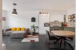 <p>Dankzij een uitstekend, strategische ligging combineert dit huis het beste van beide werelden – een plek waar wooncomfort en commercieel potentieel elkaar versterken! Hier bevindt men zich te midden van alle nuttige stadsvoorzieningen waaronder scholen, winkels, parken, supermarkten en last but not least een topverbinding met zowel de trein, auto als de fiets!</p>
<p>Daarnaast geniet deze riante woning van een oppervlakte van 214 m² die je naar hartenwens kan invullen. Denk bijvoorbeeld maar aan een kangoeroewoning, kantoorruimte, boetiek, broodjeszaak, kapsalon, praktijkruimte of simpelweg een gezellige eengezinswoning – de mogelijkheden zijn eindeloos! Momenteel bevindt er zich op het gelijkvloers een grote commerciële ruimte met daarachter een studio voorzien van een slaapkamer, geïnstalleerde keuken, aparte berging en een badkamer met douche. Op de eerste verdieping ontdek je de leefruimte die geniet van een moderne, strakke look met aansluitend de open keuken die werd uitgerust volgens de hedendaagse norm. Bovendien heb je van hieruit toegang tot de allergrootste troef, het terras van niet minder dan 42 m²! De tweede badkamer beschikt over een douche, lavabo, bidet en toilet. Tot slot zijn er nog 2 comfortabele slaapkamers en een praktische dressing/berging terug te vinden op de bovenliggende verdieping.</p>
<p><strong>Technische gegevens: Aparte meters én aparte ingang voorzien! </strong>Centrale verwarming op gas via een condenserende ketel (individueel), HR- en dubbele beglazing voornamelijk in aluminium en PVC. <strong>Elektriciteit is conform!</strong></p>
<p><strong>Stedenbouwkundige inlichtingen en bodemattest aanwezig. Niet-asbestveilig. Bevindt zich niet in een risicozone voor overstromingen (P- en G-score C). Renovatieverplichting niet van toepassing.</strong></p>
<p>Dankzij een uitstekend, strategische ligging combineert dit huis het beste van beide werelden – een plek waar wooncomfort en commercieel potentieel elkaar versterken! Hier bevindt men zich te midden van alle nuttige stadsvoorzieningen waaronder scholen, winkels, parken, supermarkten en last but not least een topverbinding met zowel de trein, auto als de fiets!</p>
<p>Daarnaast geniet deze riante woning van een oppervlakte van 214 m² die je naar hartenwens kan invullen. Denk bijvoorbeeld maar aan een kangoeroewoning, kantoorruimte, boetiek, broodjeszaak, kapsalon, praktijkruimte of simpelweg een gezellige eengezinswoning – de mogelijkheden zijn eindeloos! Momenteel bevindt er zich op het gelijkvloers een grote commerciële ruimte met daarachter een studio voorzien van een slaapkamer, geïnstalleerde keuken, aparte berging en een badkamer met douche. Op de eerste verdieping ontdek je de leefruimte die geniet van een moderne, strakke look met aansluitend de open keuken die werd uitgerust volgens de hedendaagse norm. Bovendien heb je van hieruit toegang tot de allergrootste troef, het terras van niet minder dan 42 m²! De tweede badkamer beschikt over een douche, lavabo, bidet en toilet. Tot slot zijn er nog 2 comfortabele slaapkamers en een praktische dressing/berging terug te vinden op de bovenliggende verdieping.</p>
<p><strong>Technische gegevens: Aparte meters én aparte ingang voorzien! </strong>Centrale verwarming op gas via een condenserende ketel (individueel), HR- en dubbele beglazing voornamelijk in aluminium en PVC. <strong>Elektriciteit is conform!</strong></p>
<p><strong>Stedenbouwkundige inlichtingen en bodemattest aanwezig. Niet-asbestveilig. Bevindt zich niet in een risicozone voor overstromingen (P- en G-score C). Renovatieverplichting niet van toepassing.</strong></p>