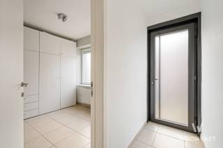 Wil je wonen in het centrum van Zele, in een volledig instapklare en energiezuinige woning? Dan is dit misschien wel jouw nieuwe thuis! <br /><br />Bij het betreden van de woning wordt je verwelkomd in de inkomhal dat voorzien is van een een praktische berging/wasplaats, ideaal voor fietsen en wasmachine/droogkast. Tevens is de inkomhal voorzien van een eerste gastentoilet. <br />Verder bevindt zich de lichtrijke leefruimte met open, volledig uitgeruste keuken welke nog volledig vernieuwd wordt (zie visualisatiefoto). <br /><br />Op de verdieping zijn er 3 ruime slaapkamers en een vernieuwde badkamer voorzien van een inloopdouche, wc en dubbele lavabo.<br /><br />Achteraan geniet je van een gezellige tuin met zonneterras, loungehoek en achteruitweg. <br /><br />Extra troef: de huidige eigenaars huren een garagebox vlakbij, waarvan de huur kan worden overgenomen.<br /><br />Troeven in een notendop: <br />- Volledig instapklaar <br />- 3 slaapkamers<br />- EPC B & conforme elektriciteit<br />- Praktische berging/wasplaats<br />- Gezellige tuin met achteruitweg<br />- Centrale ligging in Zele nabij centrum<br />- Winkels, scholen en openbaar vervoer op wandelafstand<br />- Garagebox vlakbij optioneel over te nemen<br /><br />Bezoekdag zaterdag 17/10/2026 op afspraak!<br /><br />Meer info? Bel Kyan op 0470/35.32.06 of mail naar kyan@woonvast.be.