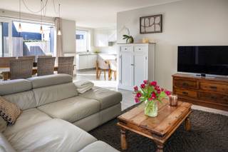 In de www.honzebroekstraat155.be (url kopiëren en plakken indien doorklikken niet lukt) in Roeselare stellen we jou graag deze instapklare woning voor.  De woning werd nieuw gebouwd in 2018 en werd tussentijds zeer goed onderhouden. Mede dankzij de halfopen bebouwing en de goede oriëntatie is er een lichtrijke leefruimte met open keuken. Verder zijn er 3 slaapkamers, badkamer met ligbad én douche, 2 toiletten, berging, garage, grote bergzolder, tuinberging, ... En in de tuin en op de stijlvolle terras is het eveneens aangenaam vertoeven. <br /><br />HOMERUN: Op zondag 29 maart ben je van harte welkom op de Homerun. Via www.honzebroekstraat155.be kan je een afspraak inplannen. Eveneens via de website verneem je veel meer, zoals een uitgebreide omschrijving, foto's, 360° rondgang, documenten, …  <br /><br />KICK-OFF PRIJS: De vermelde prijs is een Kick-Off prijs waarop een eenmalig bod kan uitgebracht worden (zowel boven als onder de Kick-Off prijs). Dankzij het kwaliteitslabel van Henry Houser ben je zeker dat de biedingen correct verlopen zonder dat er een opbodspel gehouden wordt! Over de transparante procedure is alles te lezen op de website van de woning.  <br /><br />EXTRA BEZOEK: Mocht je op 29 maart niet vrij zijn, geef dan gerust een belletje om een afspraak in te plannen op een ander moment. <br /> <br />Groeten, Hendrik van Henry Houser.<br /> 