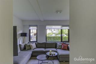 In de rustige en gegeerde Oosterveldlaan bevindt zich dit instapklare gelijkvloers hoekappartement met 2 volwaardige slaapkamers, een ruim terras...