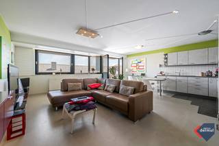 Dit ruime appartement van 95 m² bevindt zich op de derde verdieping van een verzorgd gebouw en is volledig instapklaar. De indeling is praktisch...