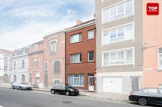 Deze charmante stadswoning bevindt zich in de Olifantstraat. Een TOP locatie tussen het Zuidpark, Ter platen en het Sint-Pieters Plein. Strategisch is deze woning fantastisch gelegen! Op de rand van het stadscentrum en overal dichtbij! <br /><br />Het bruisende centrum van Gent is gemakkelijk te bereiken te voet of per fiets. Met het openbaar vervoer ben je op enkele minuten in de historische stad.<br />Naast de cinema vinden we er ook tal van supermarkten, scholen, restaurants op wandel en/of fietsafstand terug. Het zuidpark bereik je in minder dan 5 minuten stappen. Heerlijk om even te ontspannen in de natuur. <br />Kortom, met de ligging van deze woning is een auto absoluut niet noodzakelijk<br />En toch ben je op minder dan 3 min op alle belangrijke toegangswegen, de E17, E40 en de R4.<br /><br />Indeling van de woning : <br /><br />Via de ruime inkomhal komen we terecht in de lichtrijke en zeer ruime leefruimte met een directe toegang tot de keuken. Via de keuken geraken we in de gezellige stadstuin. Zeker in de zomer kan je hier lekker lang genieten met vrienden en familie van een heerlijke bbq! <br />Eveneens op het gelijkvloers is er een eerste badkamer voorzien.<br />Op de eerste verdieping bevinden zich twee ruime slaapkamers alsook de 2de badkamer. <br />De tweede verdieping is dan weer voorzien van een hele leefruimte. Zowel een gezellige living, keuken en badkamer. <br />Via de vaste trap komen we dan weer op de zolderkamer terecht. Deze ruimte is voldoende groot om de slaapplek te combineren met een extra zithoek!<br /><br />Extra troeven :<br />- De woning werd in 2005 gerenoveerd en heeft daardoor een gunstige EPC score (C)<br />- Er is een heel ruime droge kelder in de woning, met tal van extra bergingsmogelijkheden<br />- Dit extra leefruimte op de 2de verdieping biedt extra mogelijkheden. Heel veel potentieel tot cohousing of gewoon voor grote gezinnen die wat extra privacy willen in huis.<br /><br />De woning is perfect onderhouden en instapklaar!<br /><br />Deze opportuniteit is ideaal voor wie in Gent wil wonen en alles dichtbij wil hebben. De indeling en de ruimtes bieden dit huis alles om er een echte thuis van te maken<br /><br />Beschikbaar bij akte<br /><br />Interesse in deze TOPPER? Contacteer dan snel Topvastgoed voor een bezoek op het nummer 0475 700 700