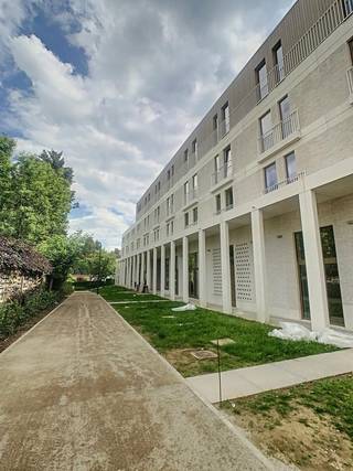 Modern appartement met 2 slaapkamers en terras!Het appartement is gelegen rond het groene centrum van Wezembeek-Oppem. De ligging in het centrum...