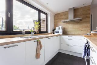 Bent u op zoek naar een 2 slaapkamer appartement met groot terras op de bovenste verdieping in een verzorgd klein gebouw? Dan heeft u wellicht gevonden wat u zoekt? <br /><br />Indeling:<br />U betreedt het appartement via de inkomhal.Deze geeft doorgang aan alle ruimtes. Via de inkomhal heb je ook toegang tot het ruime terras van 40m² dat zich over het hele gebouw uitstrekt. De sfeervolle woonkamer biedt voldoende plaats voor zowel een gezellige zithoek als een volwaardige eettafel. Ook tref je hier de open keuken aan met zicht op de velden achteraan. Deze is voorzien van alle toestellen voor dagelijks comfort. <br /><br />Centraal in het appartement vindt u de moderne badkamer met douche, dubbele lavabo met bijhorend meubel. Het gastentoilet is apart en daar is ook plaats voor wasmachine en droogkast. <br /><br />Achteraan zijn er twee slaapkamers.<br /><br />Ligging:<br />Gelegen op een bijzonder goed bereikbare en centrale locatie, met winkels, openbaar vervoer en groen in de nabije omgeving. Hier woont u rustig en toch centraal, met alle comfort binnen handbereik.<br /><br />Troeven van dit appartement:<br />- Gerenoveerd in 2020<br />- Overal ramen met dubbele hoogrendementsbeglazing<br />- Conform elektrisch keuringsattest<br />- Verzorgd gebouw <br />- Instapklaar, ruim en lichtrijk<br />- Privé terras (40m²)<br />- Mogelijkheid tot aankoop garagebox of berging<br /><br />Interesse?<br />Voor meer informatie of een bezoek ter plaatse, contacteer One Vastgoed op 03 360 85 30.