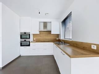 LIGGING:Dankzij de centrale ligging bereik je op wandelafstand makkelijk winkels en scholen. Geniet hier ook van alle vlotte verbindingen die Eeklo te bieden heeft. INDELING:Gelijkvloers: inkomhal met gastentoilet - open leefruimte - geïnstalleerde keuken (inductie(!)kookplaat, dampkap, vaatwas, oven, microgolf, frigo) - wasplaats/berging - tuin met tuinhuis.Eerste verdieping: badkamer (wastafel, spiegel, ruime inloopdouche), 3 slaapkamers, toilet.Tweede verdieping: afgewerkte zolderkamer.EXTRA INFO:De woning is beschikbaar vanaf 01-08-2026. In samenspraak met de vorige huurder kan dit eventueel ook vroeger.De verwarming is voorzien op basis van gas.Hier kan je genieten van een heel energiezuinige woning (EPC A) + de aanwezigheid van zonnepanelen wat interessant is voor de energiefactuur! De woning is volledig geschilderd. Via het terras en de tuin kan je genieten van aangename buitenmomenten. Op de oprit is er ruimte voorzien om je wagen te parkeren, alsook veel open parkeerplaats naast de woning. De zolderkamer valt vrij in te richten, veel mogelijkheden. Aanwezigheid van regenwater!BEZOEKAANVRAAG:Interesse om deze woning te bezoeken? Vraag dan zeker je bezoek aan via MijnHuurprofiel! Bekijk ook zeker de VR-tour die voorhanden is op de website van Dewaele!