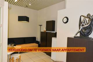 GOED GELEGEN HANDELSPAND - DIVERSE DOELEINDEN. Nu ingericht als kapsalon. Ingerichte handelsruimte. naastgelegen bureel. Apart toilet. Grote kelder. Voldoende parkeergelegenheid. Direct instapklaar!!!