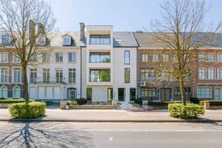 <p><span>Park 33 is een modern nieuwbouwproject in Sint-Niklaas met vier stijlvolle woonunits waar comfort en praktisch wonen centraal staan. Het project heeft een strakke, hedendaagse uitstraling en een verzorgde afwerking die meteen een aangenaam gevoel geeft. </span></p><p><span>Elk appartement beschikt bovendien over twee terrassen, zodat u ook buiten volop kunt genieten van rust en ruimte.</span></p><p><span>Binnen zorgen de open indeling en de grote raampartijen voor veel natuurlijk licht. De leefruimte sluit mooi aan op de volledig uitgeruste keuken met kookeiland, stenen werkblad en ingebouwde toestellen zoals oven en microgolfoven.</span></p><p><span>De combinatie van lichte kleuren en warme eikenhouten vloeren creëert een gezellige, tijdloze sfeer. Dankzij de grote ramen vloeien binnen en buiten mooi in elkaar over, wat zorgt voor een luchtig en aangenaam woongevoel.</span></p><p><span>Ook op vlak van comfort en afwerking heeft Park 33 heel wat te bieden. De appartementen zijn praktisch ingericht met ruime kamers en veel lichtinval, waardoor ze geschikt zijn voor verschillende woonstijlen. <br />De terrassen vormen een fijne extra plek om te ontspannen, gezellig te tafelen of gewoon te genieten van de omgeving.</span></p><p><span>Achteraan de site is er de mogelijkheid tot aankoop van een staanplaats, alsook zijn er ondergronds kelderbergingen voorzien. </span></p><p><span>De ligging in Sint-Niklaas biedt een mooie combinatie van rust en bereikbaarheid. Winkels, scholen en openbaar vervoer bevinden zich vlakbij, terwijl u toch kunt genieten van een rustige woonomgeving.</span></p><p><span>Bent u op zoek naar een hedendaags en comfortabel appartement op een fijne locatie? Dan is Park 33 zeker een bezoek waard. Neem gerust contact op voor meer informatie of een bezichtiging.</span></p>