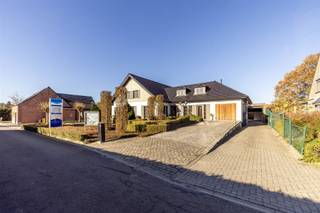 Welkom in deze riante woning gelegen in het centrum van Kasterlee. Gelegen op een perceel van bijna 3000m², met 350m² bewoonbare oppervlakte...