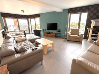 <p><span>SCHITTEREND DAKAPPREMENT MET HEEL VEEL WOON- EN BUITENRUIMTE</span></p><p><span> </span></p><p><span>Met de lift naar het derde verdiep waar dit appartement kan uitpakken met een warme gezelligheid.  <br />Dit hoek-appartement geniet van een praktische indeling, heel veel ruimte en zalige glaspartijen die de zon laten binnenkijken.  <br /><br />Aangename leefruimte waar zithoek, eethoek en keuken harmonieus verbonden zijn.  <br />De keuken kreeg een degelijke uitrusting, aansluitend is een praktische berging.<br /><br />Er zijn 2 ruime kamers, een dressingkamer en een nette badkamer.  <br />Met apart toilet en handige bergkast in de nachthal.  <br /><br />Achteraan is een enorm terras, een aangenaam open zicht zorgt er voor gezellige buitenmomenten.<br />Er is een privatieve parkeerplaats en een extra berging op het gelijkvloers, handig voor fietsen en meer.  </span></p><p><span> </span></p><p><span>VLOT GELEGEN<br />ZALIG TERRAS<br />VEEL LICHT<br />CARPORT<br /><br /></span></p>