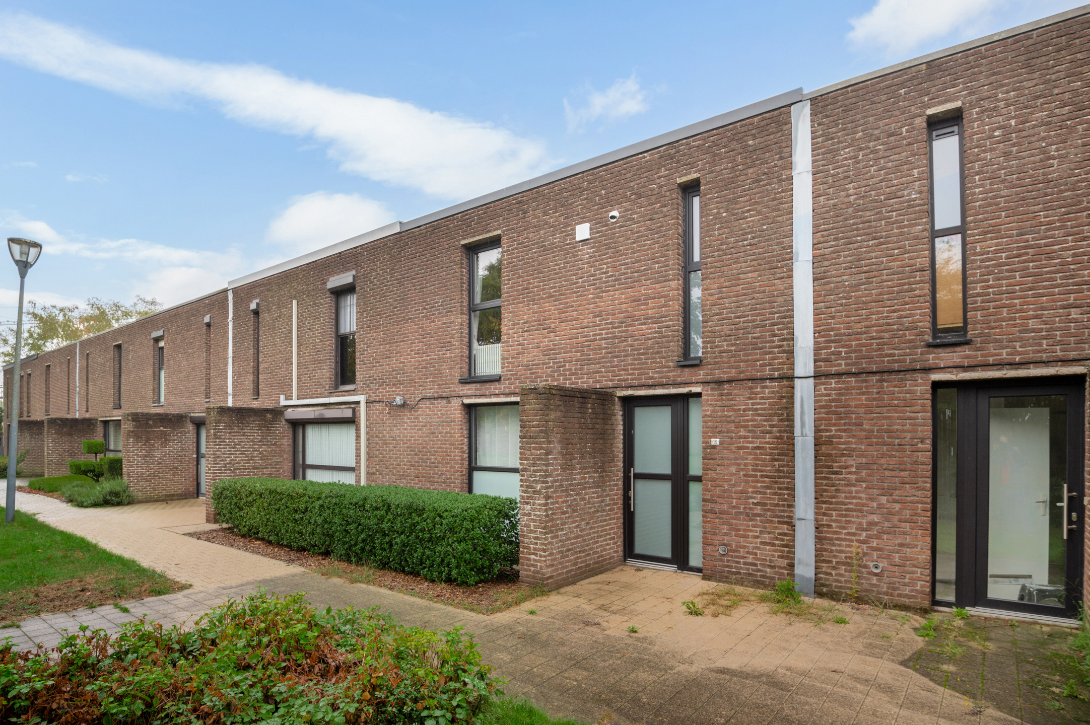 Volledig vernieuwde gezinswoning met 3 slpks, garage en tuin - foto 3