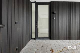 Deze luxueuze eengezinswoning is gelegen in een rustige site te Ieper, op wandelafstand van lokale handelaars, scholen, openbaar vervoer... <br /><br />Deze parel is ingedeeld in een inkomhal, een woonkamer met open keuken, 2 slaapkamers, een badkamer, een technische ruimte/wasplaats, een tuin met tuinberging en een carport. <br /><br />Verder is de ganse woning voorzien van zonnepanelen met een thuisbatterij en warmtepompen. <br /><br />Deze woning is onmiddellijk beschikbaar.