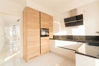 <p>Op zoek naar een instapklaar appartement met de charme en het ruimtegevoel van een huis? Dit volledig gerenoveerde duplex appartement in de levendige Abdijstraat biedt het allemaal.</p><p>Dankzij de afwezigheid van andere eigenaars geniet u van maximale privacy en een unieke woonervaring die aanvoelt als een eigen woning. De ruime en lichtrijke leefruimte wordt gekenmerkt door grote raampartijen die zorgen voor een overvloed aan natuurlijk licht. Stijlvolle glazen deuren geven het geheel een extra elegante uitstraling.</p><p>De volledig geïnstalleerde keuken biedt alle hedendaagse comfort en kijkt uit op de gezellige veranda. Deze ruimte biedt bovendien de mogelijkheid om omgevormd te worden tot een aangenaam dakterras.</p><p>Op de bovenverdieping bevinden zich twee volwaardige slaapkamers, een praktische dressing en een ruime badkamer met toilet. Daarnaast beschikt het appartement over een extra gastentoilet op de leefverdieping.</p><div><div><div><div><section><div><div><div><div><div><div><p><strong>Troeven:</strong></p><p>✔ Volledig gerenoveerd<br />✔ Duplex met het gevoel van een woning<br />✔ Elektrische installatie conform<br />✔ Ruime, lichtrijke leefruimte<br />✔ Volledig geïnstalleerde keuken<br />✔ Veranda met potentieel voor dakterras<br />✔ Badkamer met toilet + apart gastentoilet<br />✔ Geen andere eigenaars in het gebouw</p></div></div></div></div><div> </div></div></div></section></div></div><div>Gelegen in de bruisende Abdijstraat, een populaire winkelstraat met tal van winkels, supermarkten, speciaalzaken en gezellige eetgelegenheden. Dankzij de uitstekende verbindingen met het openbaar vervoer en de nabijheid van het centrum van Antwerpen geniet u hier van een ideale combinatie tussen stadsleven en wooncomfort.</div></div></div><p>Een unieke opportuniteit voor wie op zoek is naar ruimte, licht en privacy op een uitstekende locatie.<br /><br />Wenst u graag meer info? <br />info@markasa.be of 03/827.72.92</p>